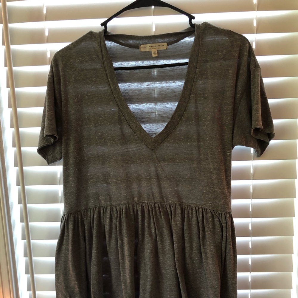 grey short sleeve top